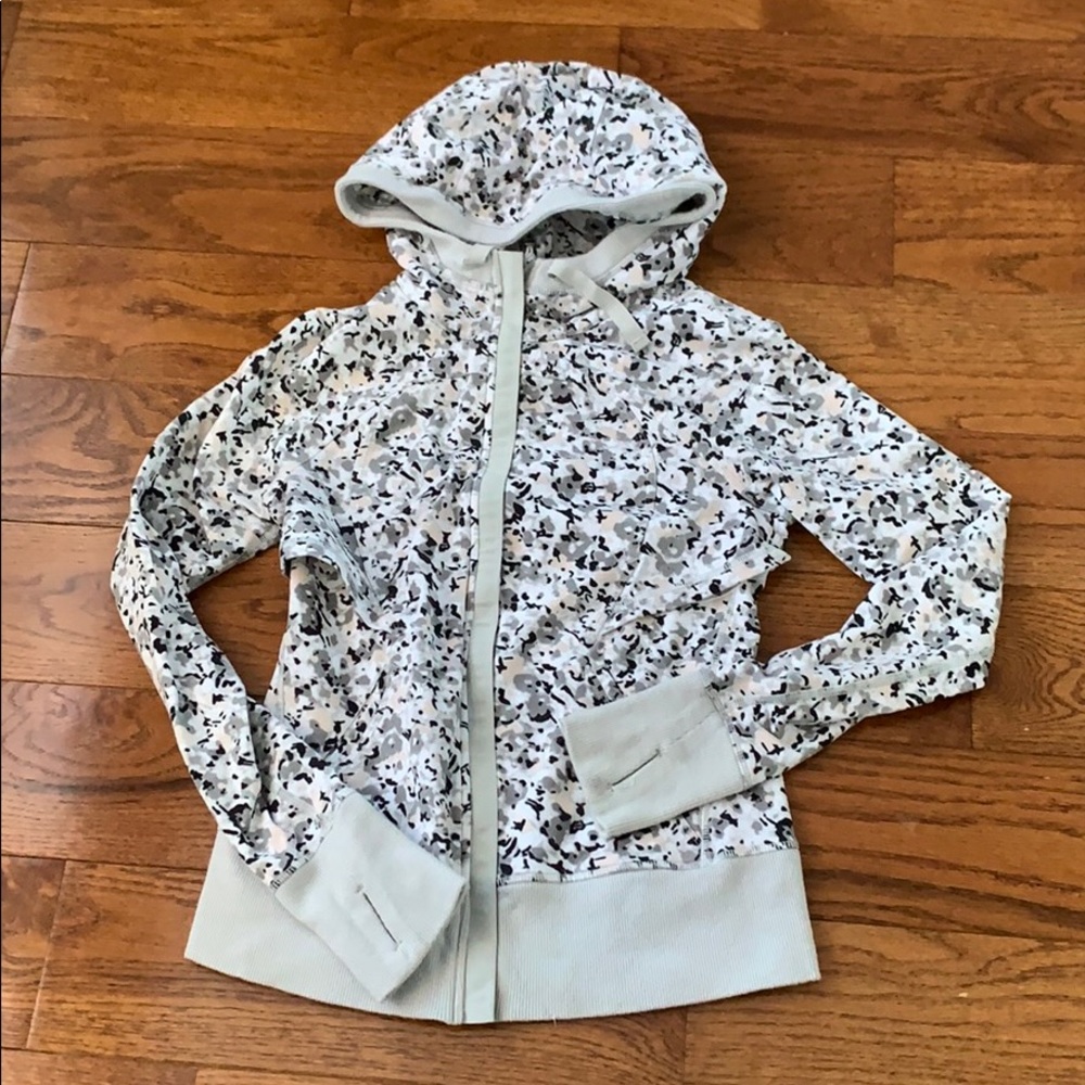 Lululemon sweatshirt/ jacket size 6 perfect!